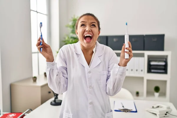 Ung Latinamerikansk Tandläkare Kvinna Som Håller Vanlig Tandborste Och Elektrisk — Stockfoto