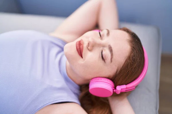Jeune Rousse Femme Écouter Musique Couché Sur Canapé Maison — Photo