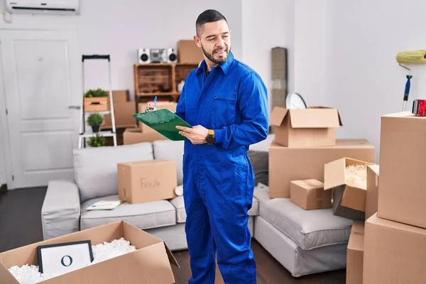 Jonge Latijnse Man Werknemer Glimlachend Vol Vertrouwen Schrijven Document Nieuw — Stockfoto