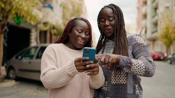 Two African American Friends Smiling Confident Using Smartphone Street — ストック写真
