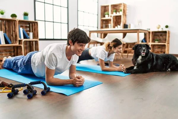 Jong Kaukasisch Paar Glimlachen Gelukkig Training Buikspieroefeningen Met Hond Thuis — Stockfoto