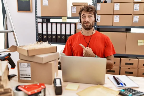 Young Hispanic Call Center Agent Man Working Warehouse Pointing Aside — Stock Photo, Image