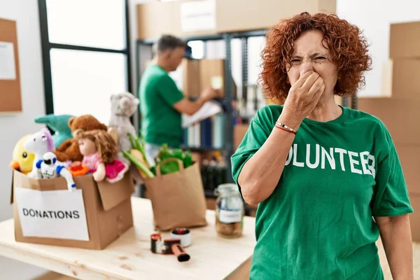 Donna Mezza Età Che Indossa Una Shirt Volontaria Alle Donazioni — Foto Stock