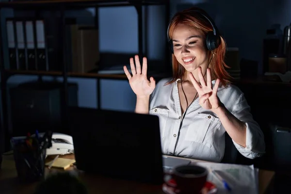 Joven Mujer Caucásica Trabajando Oficina Por Noche Mostrando Señalando Hacia —  Fotos de Stock