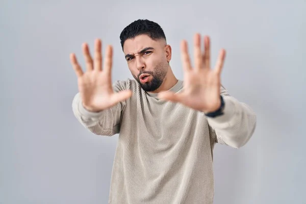 Jeune Homme Beau Debout Sur Fond Isolé Peur Terrifié Par — Photo