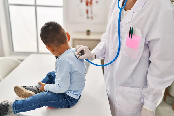 Mother Son Pediatrician Patient Auscultating Respiratory System Clinic — Stok fotoğraf