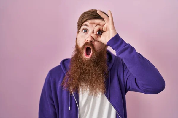 Hombre Caucásico Con Barba Larga Pie Sobre Fondo Rosa Haciendo —  Fotos de Stock