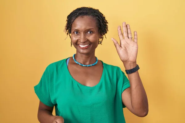 Afrikaanse Vrouw Met Dreadlocks Staan Gele Achtergrond Ontheffing Zeggen Hallo — Stockfoto