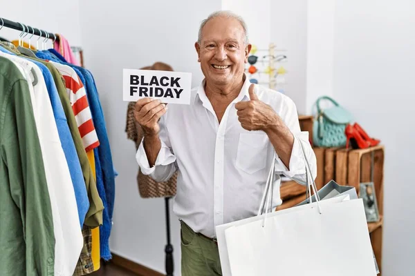 Älterer Mann Mit Black Friday Banner Einzelhandelsgeschäft Lächelt Glücklich Und — Stockfoto