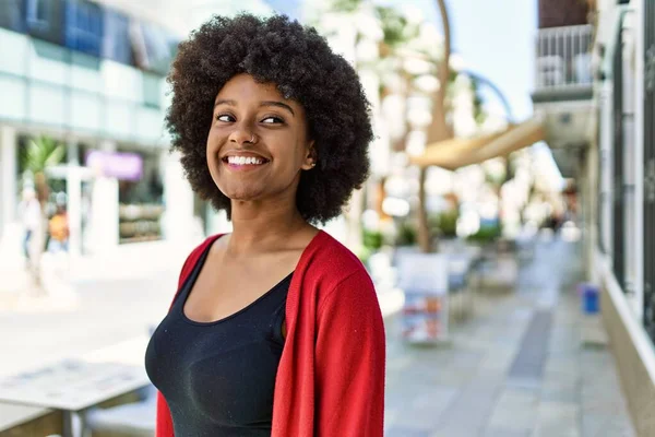 Joven Afroamericana Americana Sonriendo Feliz Pie Ciudad — Foto de Stock