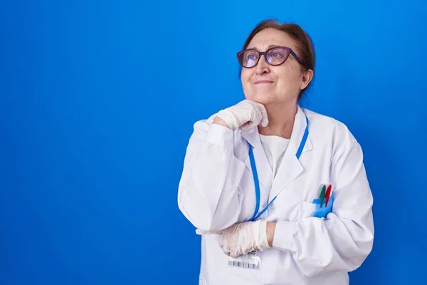 Senior Woman Glasses Wearing Scientist Uniform Serious Face Thinking Question — Foto de Stock