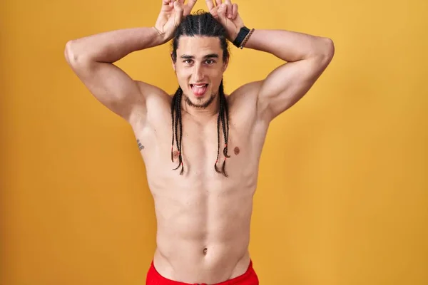 Spaanse Man Met Lang Haar Staan Shirtloos Gele Achtergrond Poseren — Stockfoto
