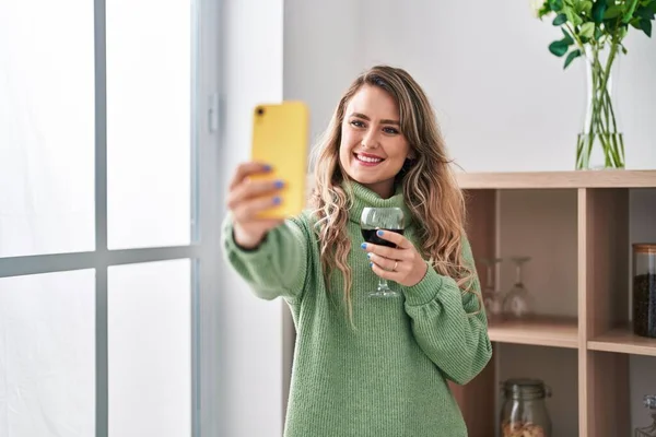 Mladá Žena Dělat Selfie Smartphone Pití Vína Doma — Stock fotografie