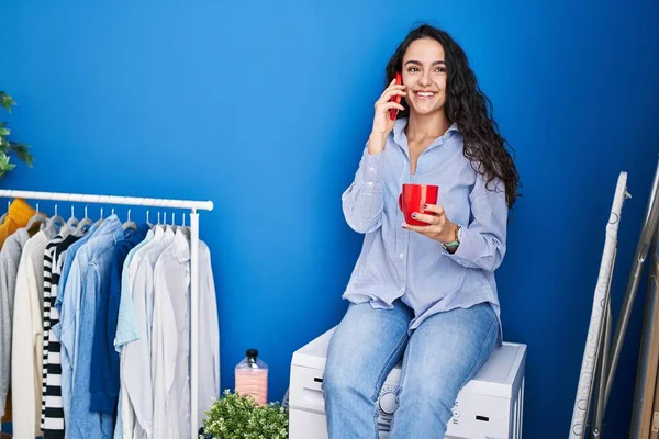 Jonge Spaanse Vrouw Drinken Van Koffie Praten Smartphone Wachten Een — Stockfoto