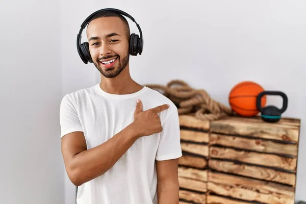 Αφροαμερικάνος Που Ακούει Μουσική Ακουστικά Στο Γυμναστήριο Χαρούμενος Χαμόγελο Στο — Φωτογραφία Αρχείου