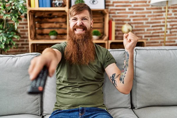 Uomo Dai Capelli Rossi Con Lunga Barba Che Tiene Telecomando — Foto Stock