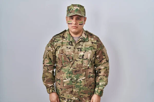 Jovem Hispânico Vestindo Uniforme Exército Camuflagem Relaxado Com Expressão Séria — Fotografia de Stock