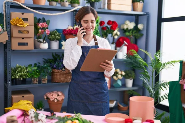 Young Woman Florist Talking Smartphone Reading Clipboard Florist Shop — Foto Stock