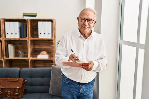 Senior Man Psychologist Smiling Confident Writing Clipboard Psychology Center — Stock fotografie