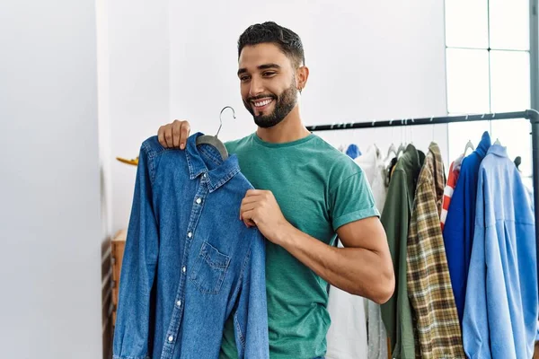 Junger Arabischer Mann Lächelt Selbstbewusst Beim Einkaufen Bekleidungsgeschäft — Stockfoto