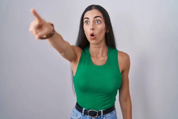 Young Woman Standing Isolated Background Pointing Finger Surprised Ahead Open — Foto Stock