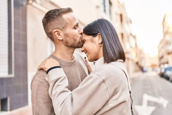 Hombre Mujer Pareja Sonriendo Confiado Abrazándose Besándose Calle — Foto de Stock