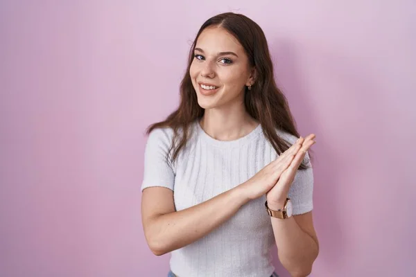 Young Hispanic Girl Standing Pink Background Clapping Applauding Happy Joyful — Fotografia de Stock