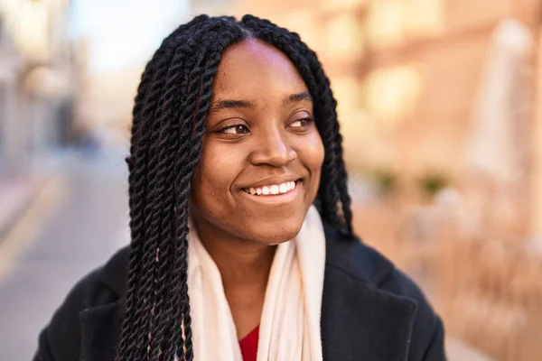 African American Woman Smiling Confident Looking Side Street — Zdjęcie stockowe