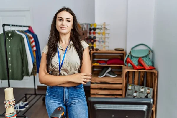Ung Brunett Kvinna Arbetar Som Chef Butik Glad Ansikte Leende — Stockfoto