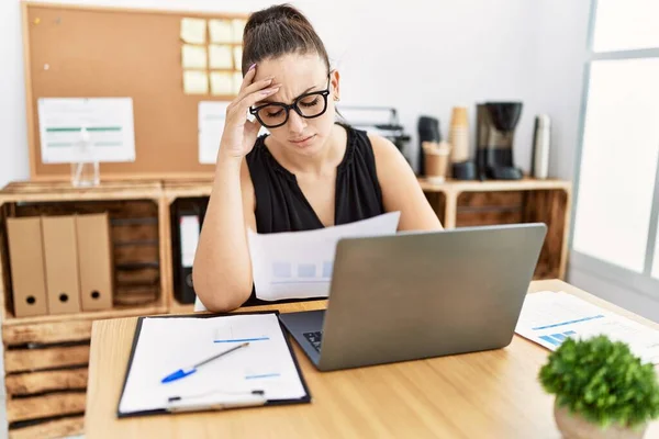 Young Hispanic Businesswoman Overworked Office — Stock Photo, Image