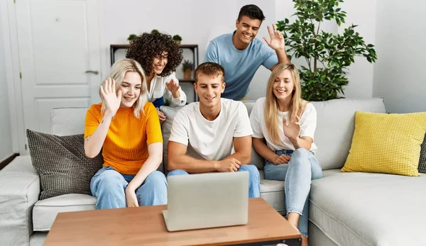Gruppe Junger Freunde Lächelt Glücklich Beim Videoanruf Mit Laptop Hause — Stockfoto
