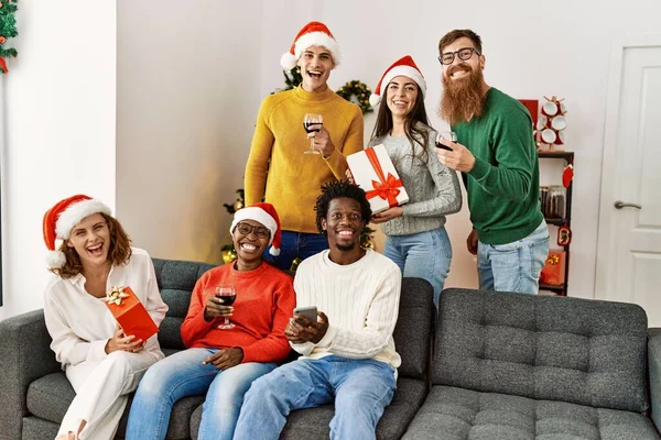Gruppo Giovani Natale Seduti Sul Divano Casa — Foto Stock