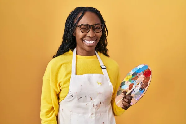 African Woman Holding Painter Palette Winking Looking Camera Sexy Expression — Stock Photo, Image