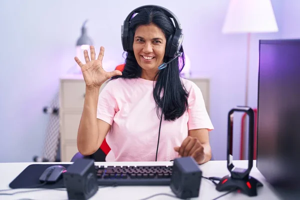 Mature Hispanic Woman Playing Video Games Home Showing Pointing Fingers — Photo