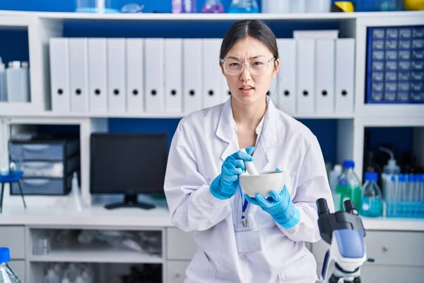 Kinesiska Unga Kvinna Som Arbetar Forskare Laboratorium Blandar Ledtrådar Och — Stockfoto