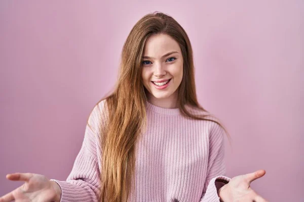 Young Caucasian Woman Standing Pink Background Smiling Cheerful Open Arms — Stock Photo, Image