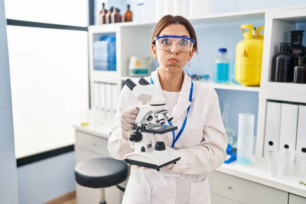 Jeune Femme Brune Travaillant Laboratoire Scientifique Avec Microscope Gonflant Les — Photo