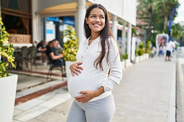 Jong Latin Vrouw Zwanger Glimlachen Zelfverzekerd Aanraken Buik Straat — Stockfoto
