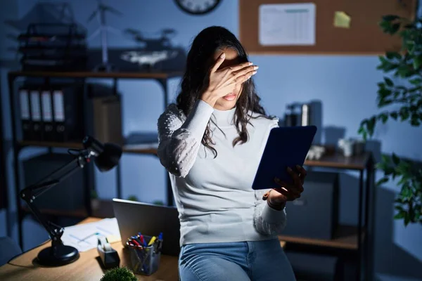 Mujer Brasileña Joven Usando Touchpad Por Noche Trabajando Oficina Cubriendo — Foto de Stock