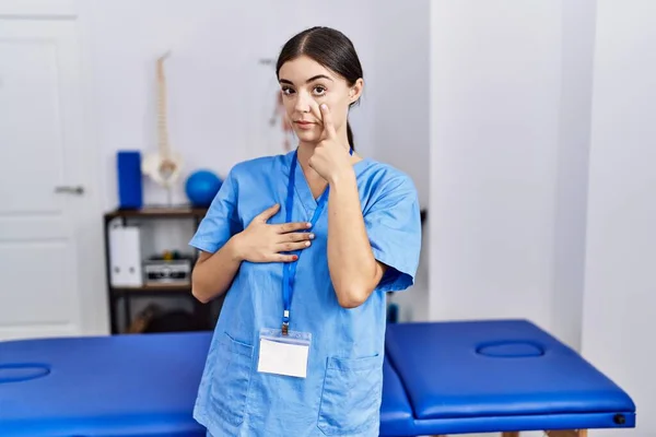 Giovane Donna Ispanica Indossa Uniforme Fisioterapista Piedi Alla Clinica Che — Foto Stock