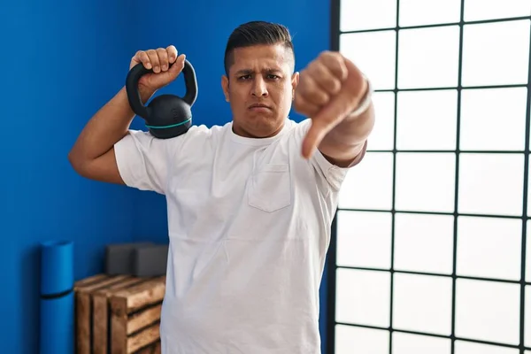 Hispanic Ung Man Med Hjälp Hantlar Med Argt Ansikte Negativa — Stockfoto