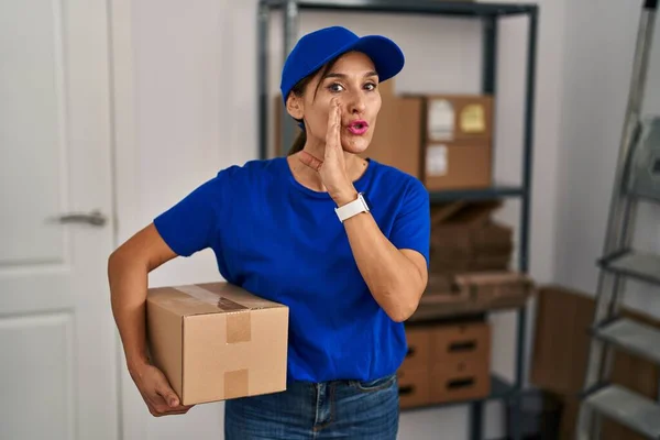 Middle Age Brunette Woman Working Wearing Delivery Uniform Cap Hand — Stok fotoğraf