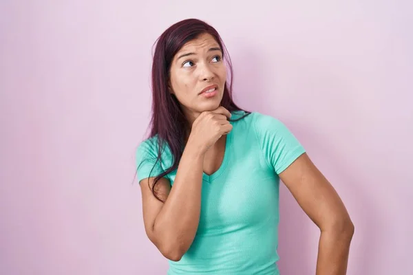 Mujer Hispana Joven Pie Sobre Fondo Rosa Pensando Preocupado Por —  Fotos de Stock