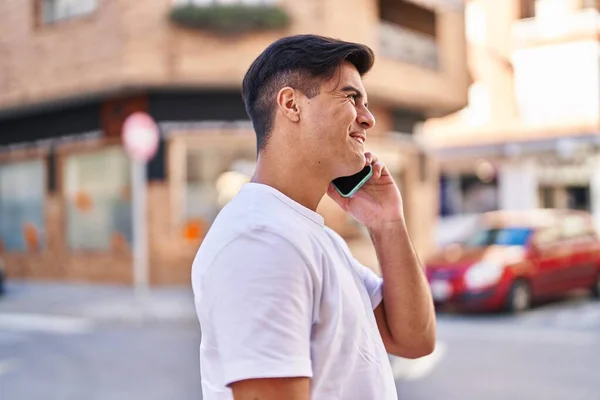 Jeune Homme Hispanique Souriant Confiant Parler Sur Smartphone Rue — Photo