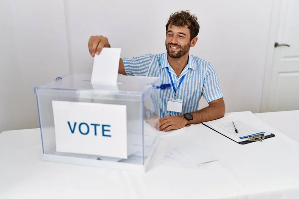 Jonge Spaanse Politieke Partij Arbeider Glimlacht Gelukkig Zetten Stem Stembus — Stockfoto