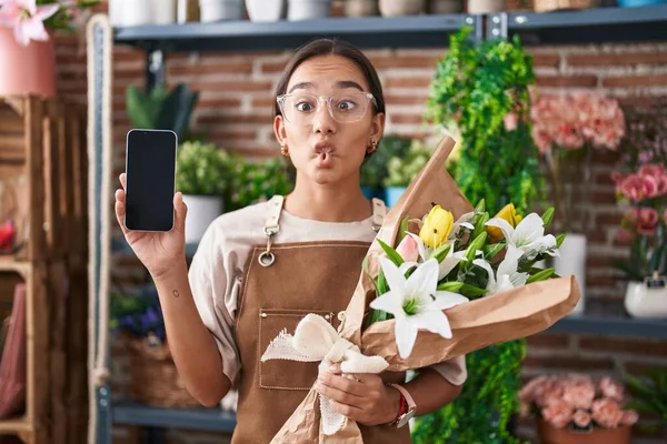 Çiçekçide Çalışan Genç Spanyol Kadın Akıllı Telefon Ekranı Gösteriyor Ağız — Stok fotoğraf