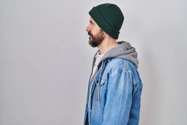 Young Hispanic Man Tattoos Wearing Wool Cap Looking Side Relax — Stock Photo, Image