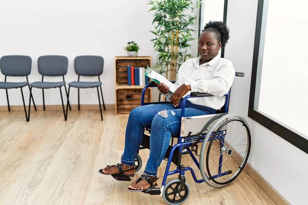 Ung Svart Kvinna Sitter Rullstol Väntrummet Ser Sömnig Och Trött — Stockfoto