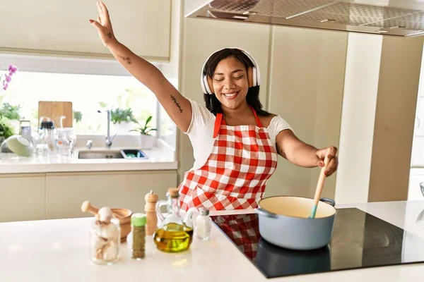 Hispanic Brunette Woman Cooking Wearing Headphones Kitchen — Zdjęcie stockowe