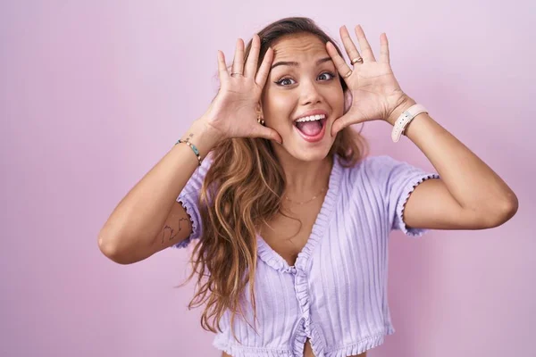 Joven Mujer Hispana Pie Sobre Fondo Rosa Sonriente Alegre Jugando —  Fotos de Stock